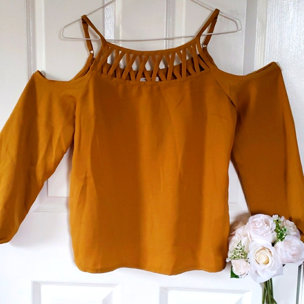 NWT Maurices cold shoulder top